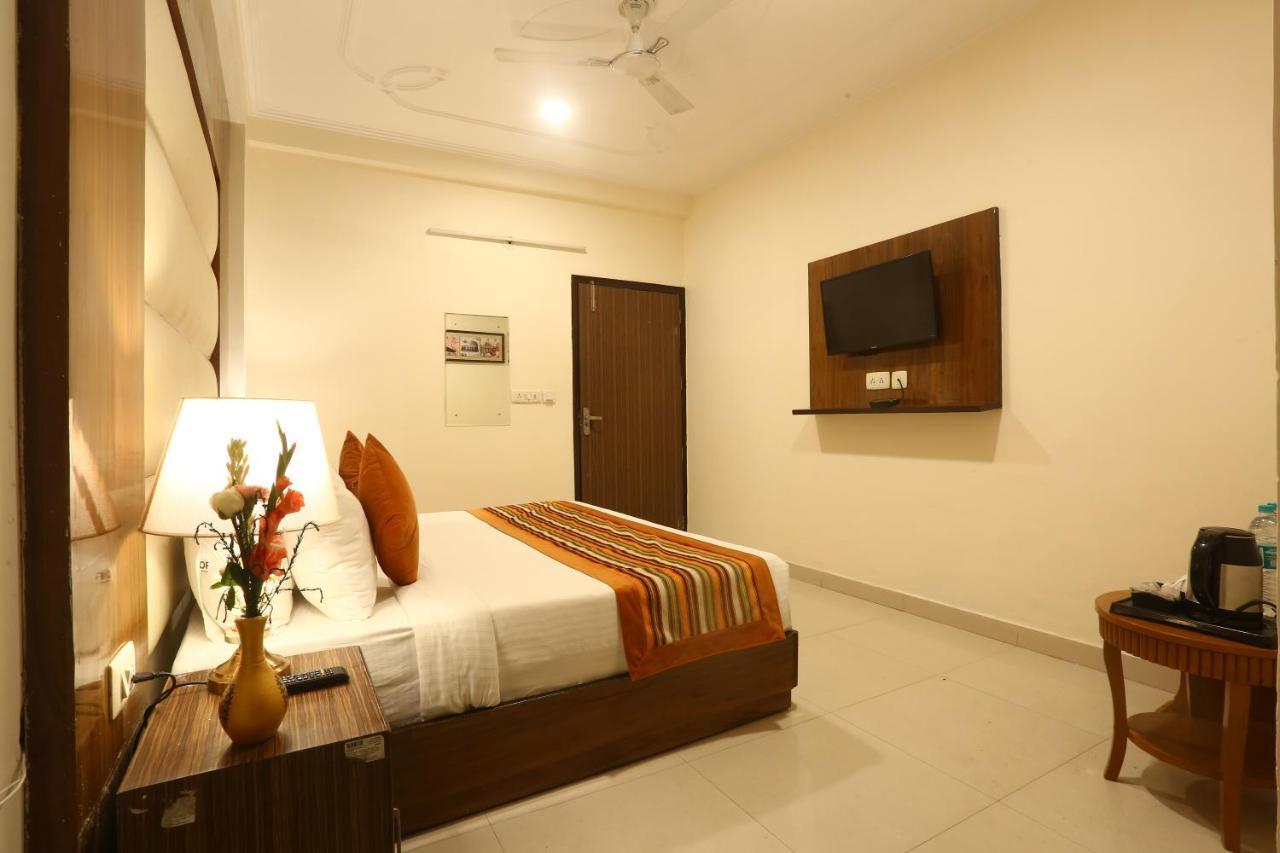 Hotel Earth Delhi  Exterior photo